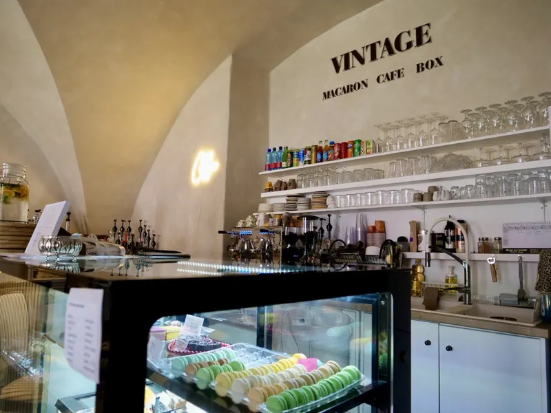 Bar s vitrínou plnou makróniek pod nápisom Vintage