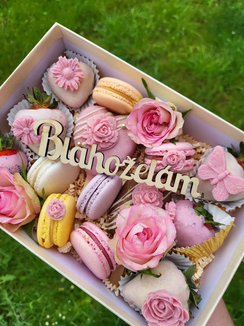 Ružový darčekový box Blahoželám s makrónkami, ružami a jahodami v čokoláde