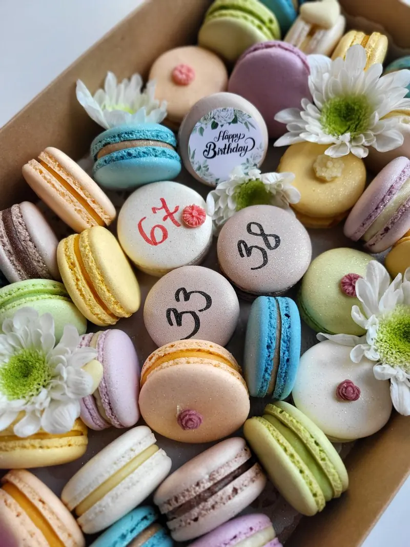 Narodeninové makrónky s číslami a nápisom Happy Birthday