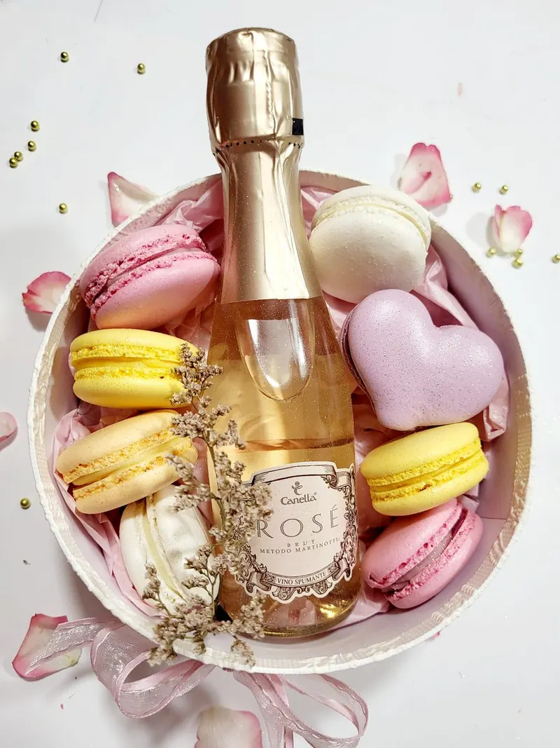 Okrúhly darčekový boxík s pastelovými makrónkami, srdiečkom a mini fľaškou Rosé