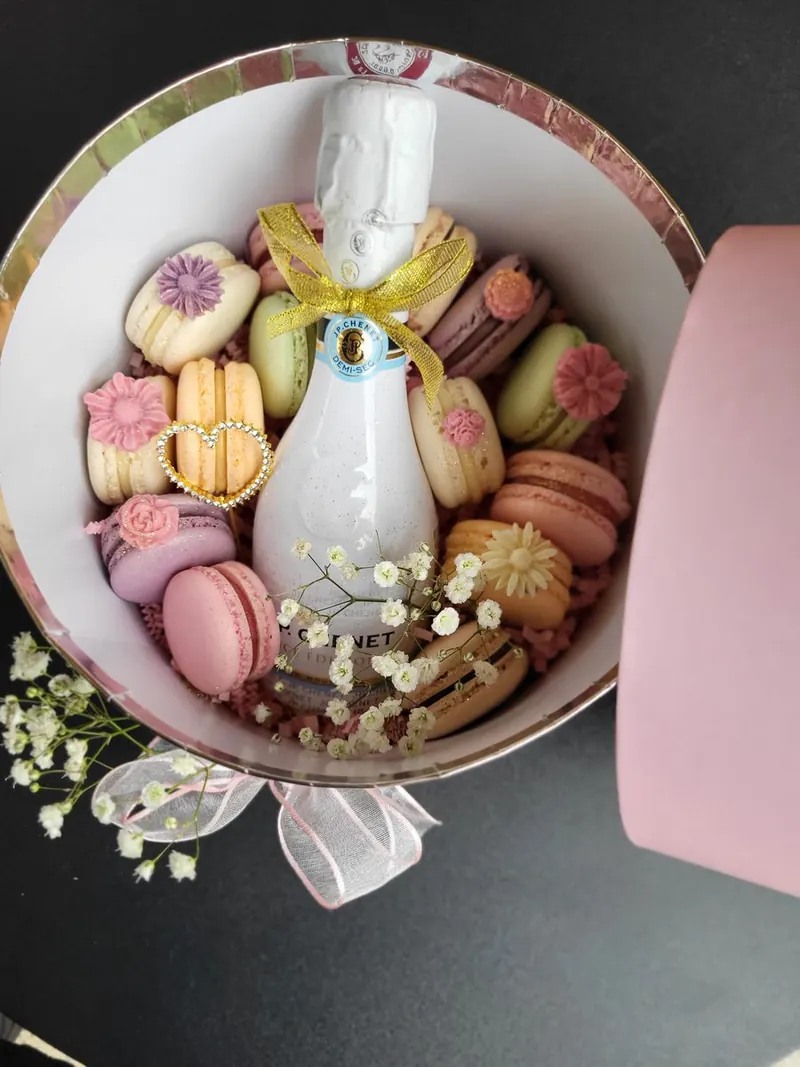 Ružový okrúhly boxík s mini proseccom a kvetinovými makrónkami