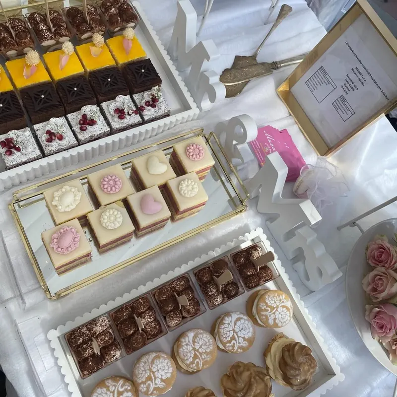 Svadobný candy bar s mini zákuskami a nápisom Mr & Mrs