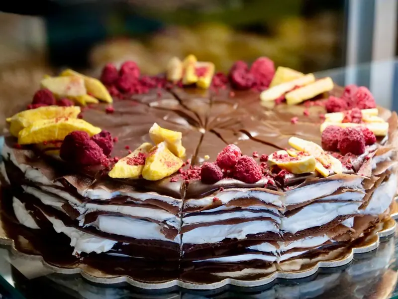 Palacinková torta s čokoládou a ovocím