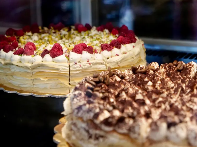 Snehová torta s malinami a pistáciami