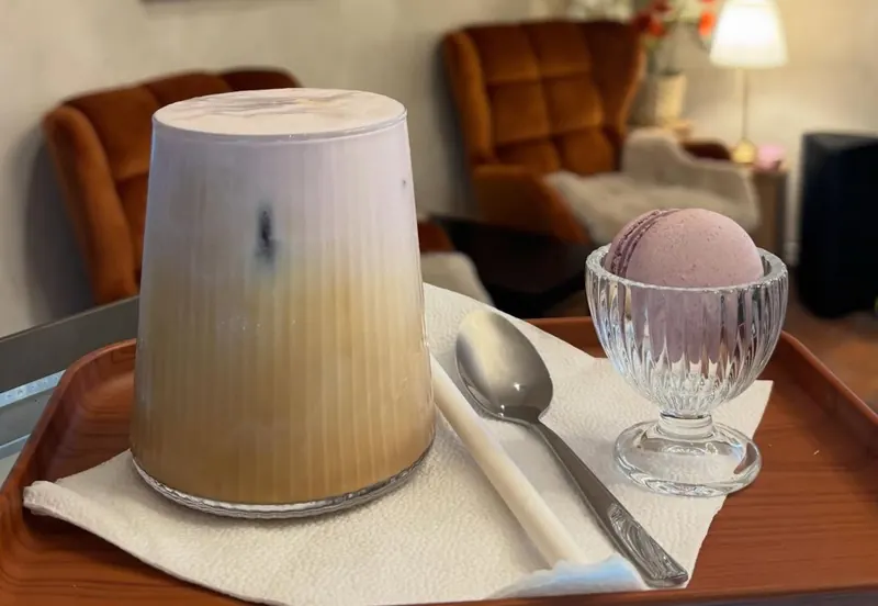 Ľadové latte s levanduľovou penou a makrónkou na podnose