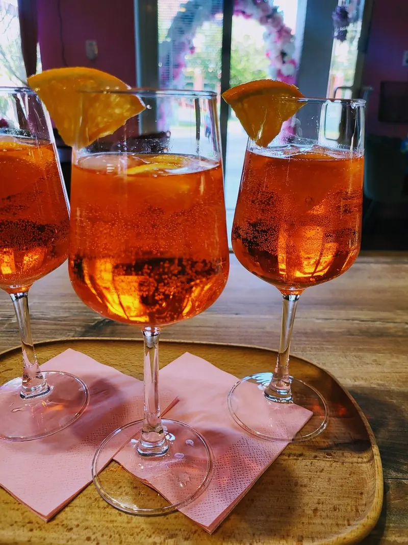 Tri poháre Aperol Spritz s plátkom pomaranča