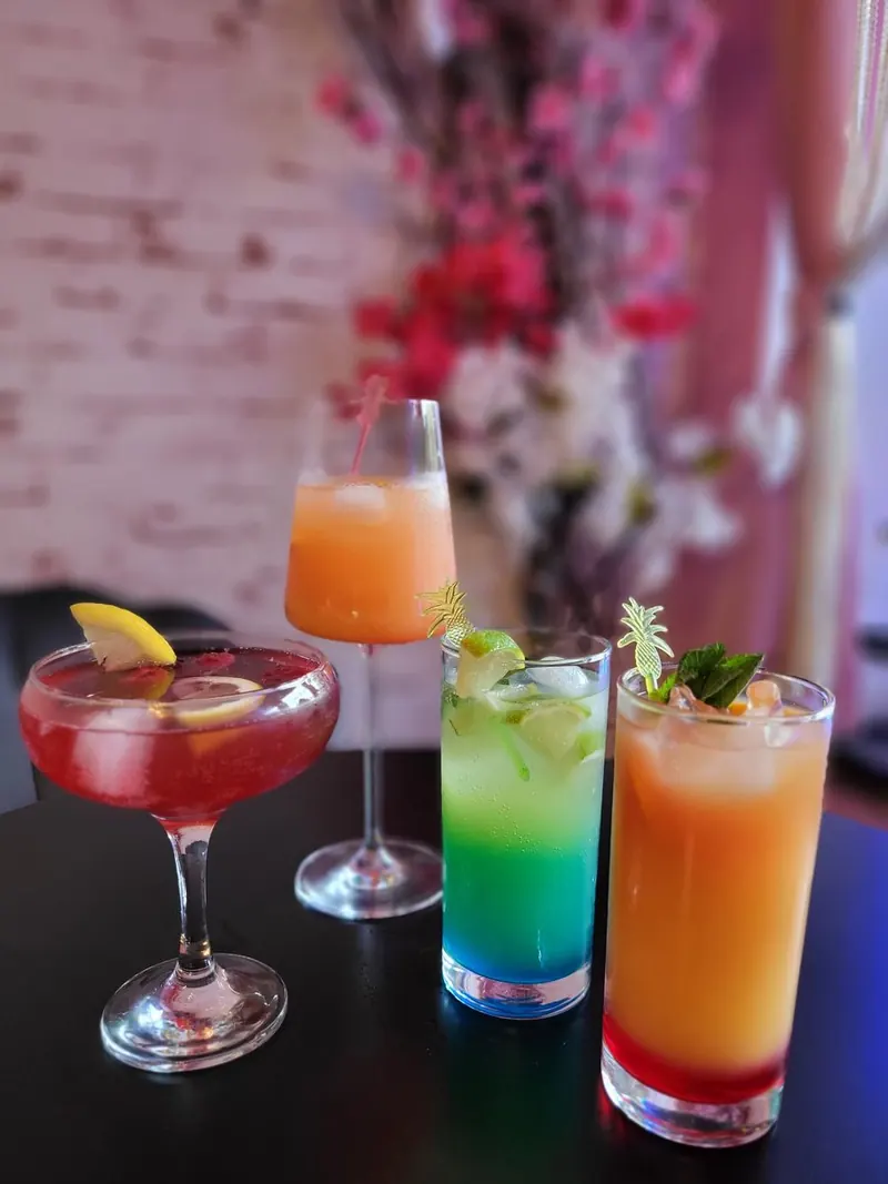 Farebné miešané drinky s ovocím