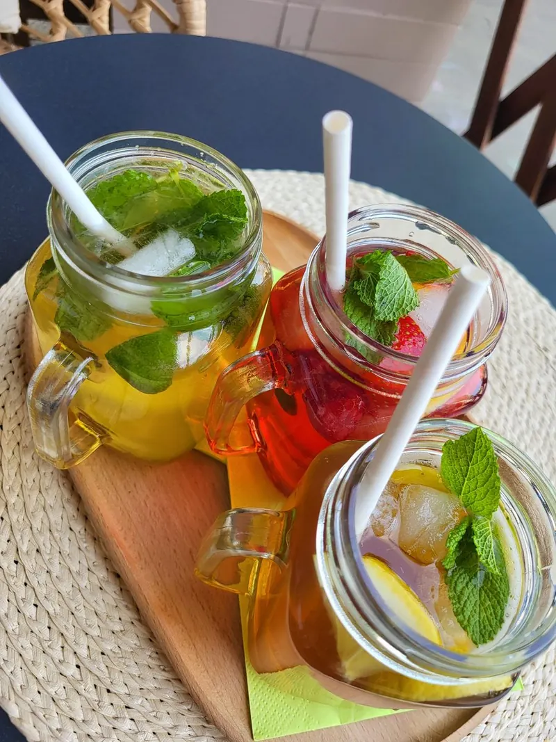 Tri domáce ľadové limonády s mätou, jahodami a citrónom