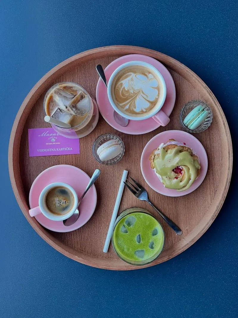 Drevený podnos s cappuccinom, espressom, ľadovou kávou a matcha latte