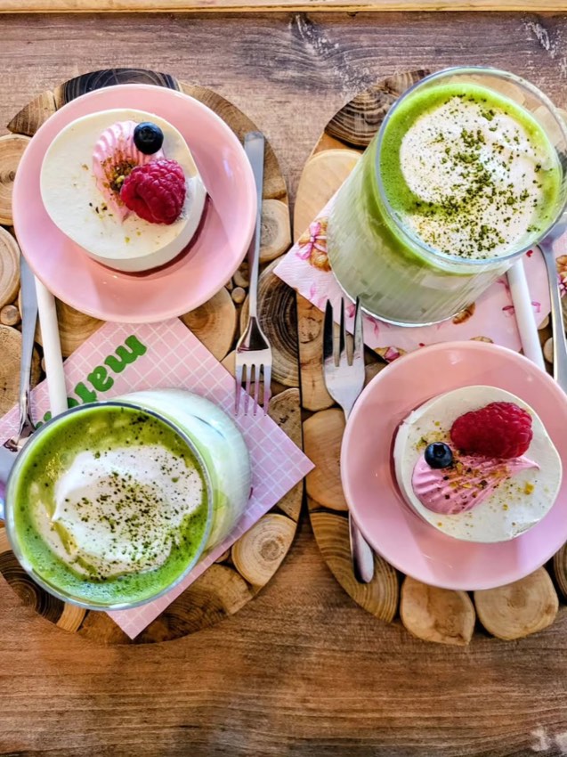 Matcha latte a dezerty na ružových tanierikoch