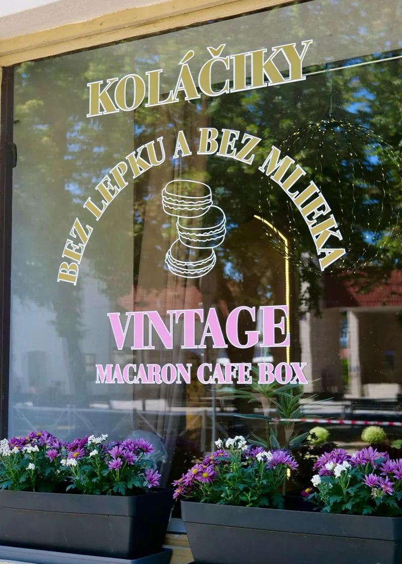 Výklad prevádzky Vintage Macaron café box v Bojniciach s nápisom Koláčiky bez lepku a bez mlieka