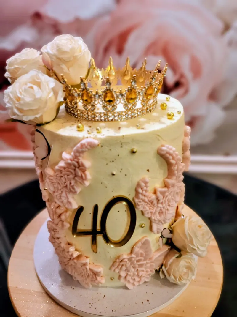 Torta so zlatou korunkou a krémovými kvetmi