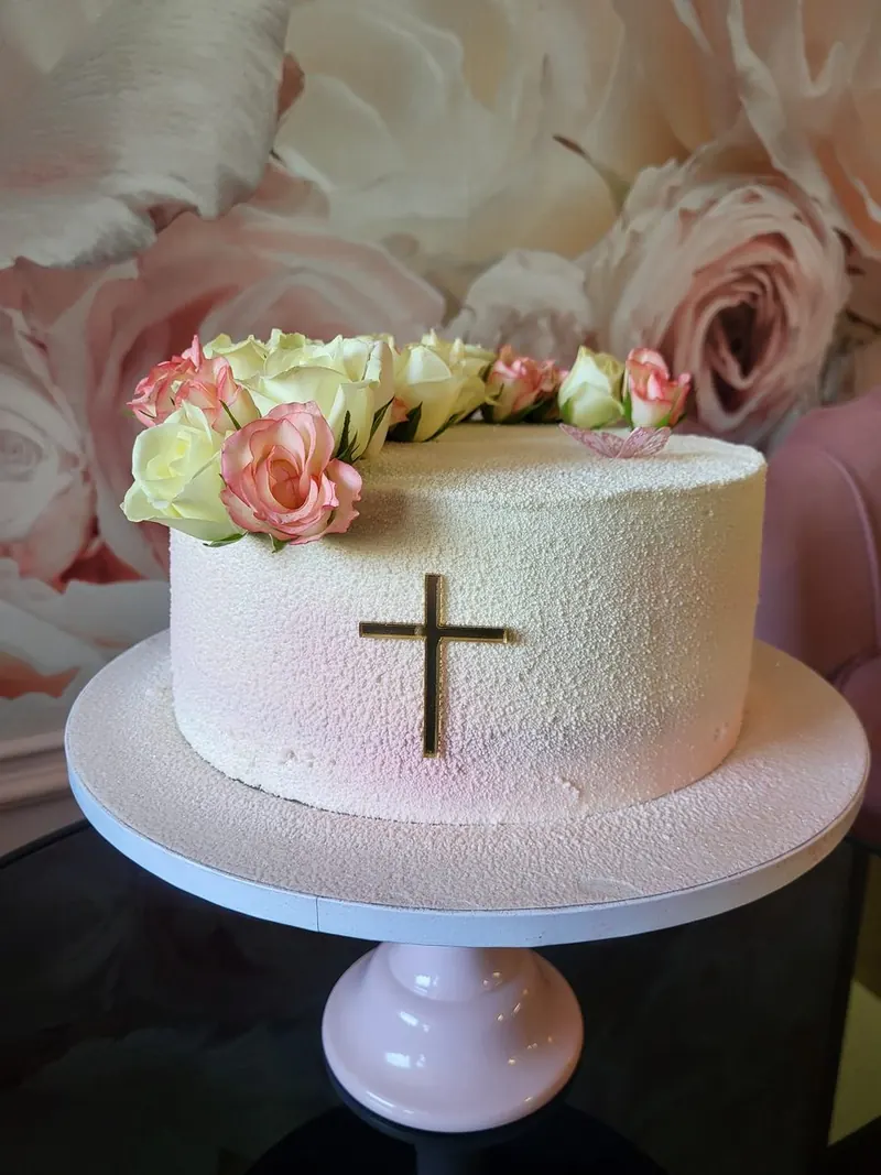 Krstinová torta s krížikom a živými ružami