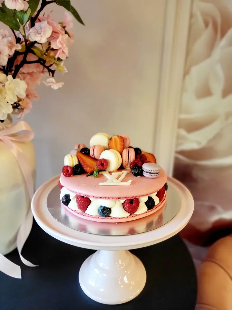 Makrónková torta s čerstvými jahodami a čučoriedkami