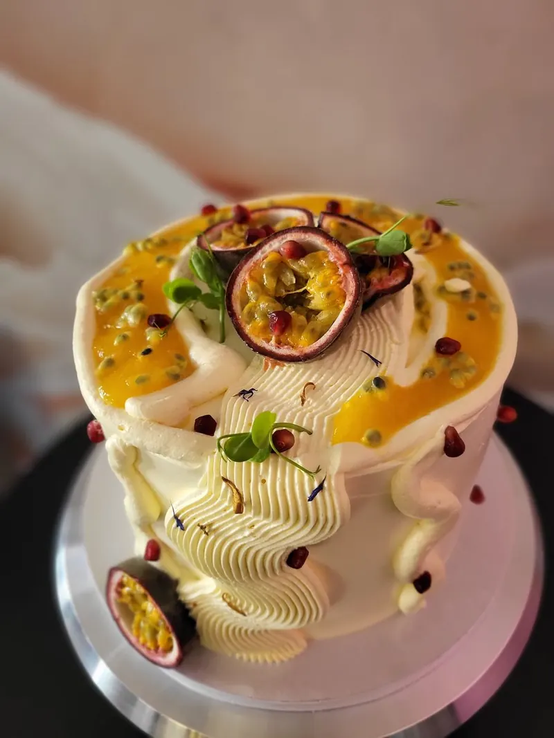 Moderná torta s marakujou a mangovou polevou