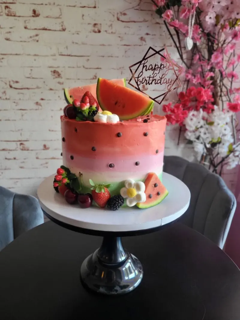 Letná torta s motívom melónu a čerstvým ovocím