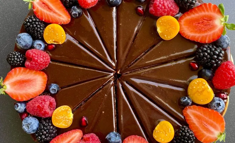 Čokoládová torta zdobená čerstvým ovocím