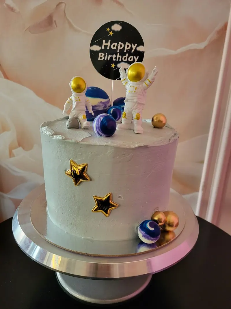 Detská vesmírna torta s astronautmi a planétami