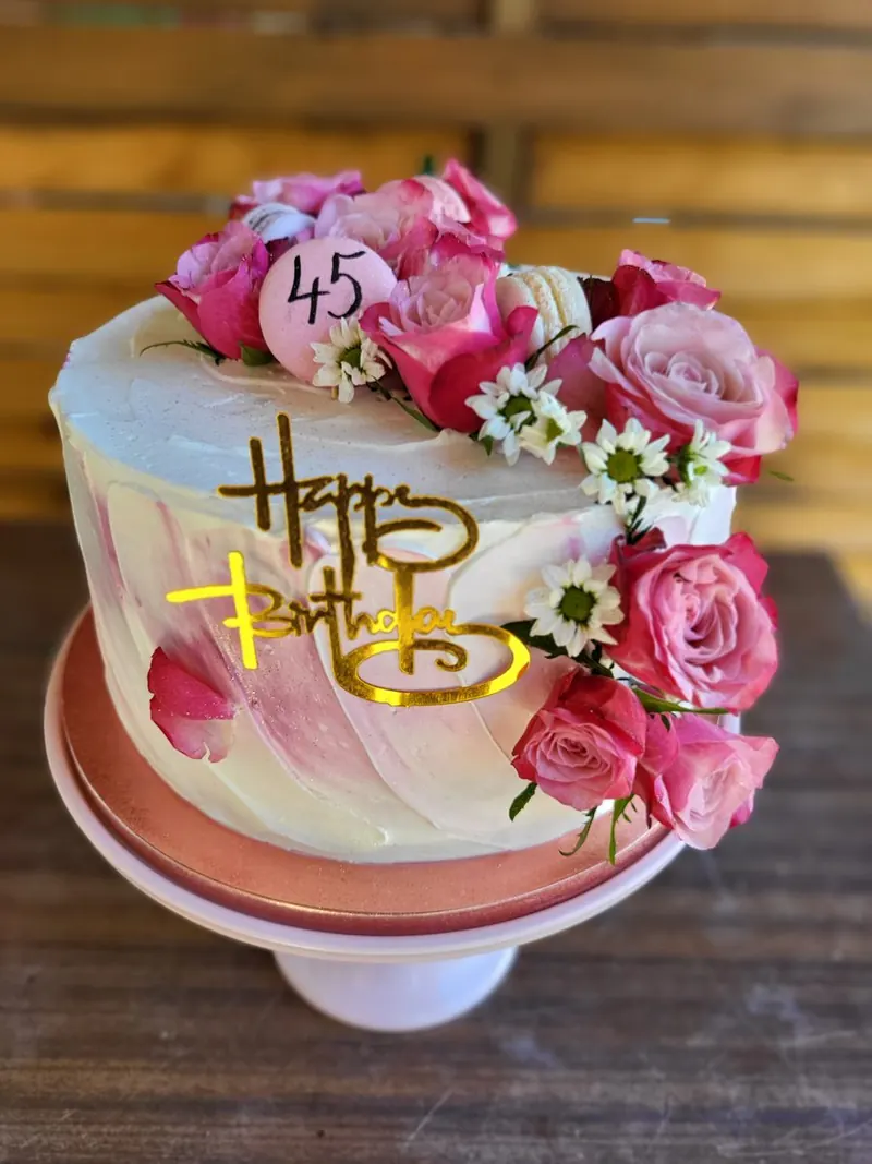 Krémová torta so živými ružami