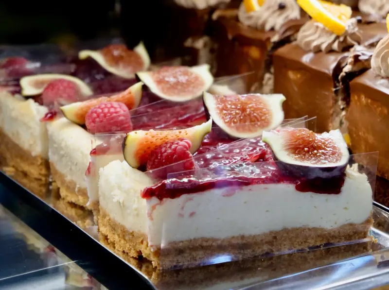 Cheesecake s malinovým želé, figami a malinami