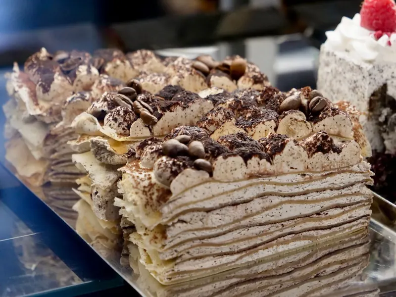 Palacinková kávová torta s kávovými zrnkami