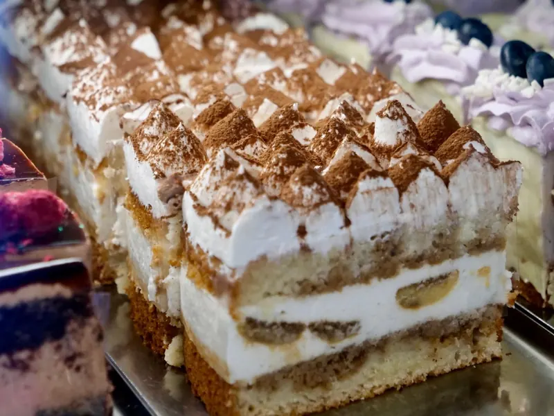 Banánovo-tiramisu rez so šľahačkou a kakaom